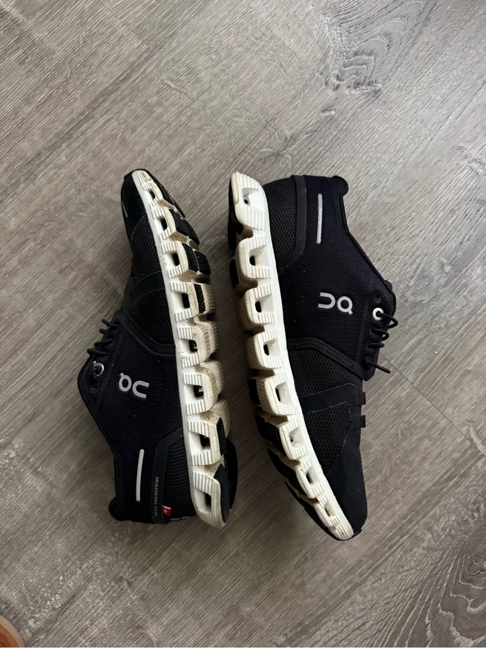 On Cloud Running Womens Athletic Shoes in Black and White